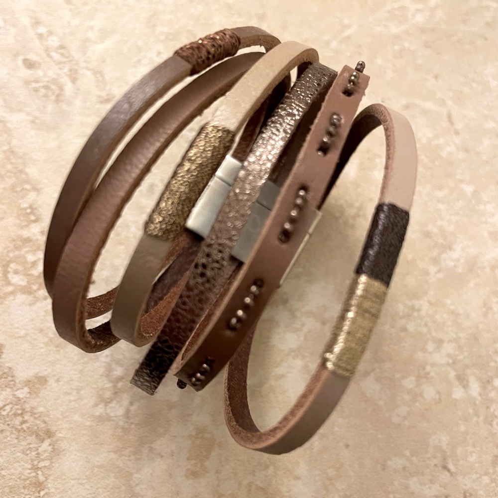 leather banded bracelet in beigh / tan with magnetic clasp